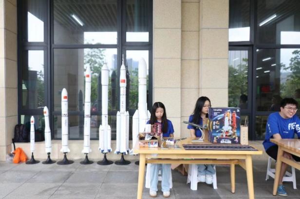 图片包含 建筑, 桌子, 户外, 长凳
描述已自动生成